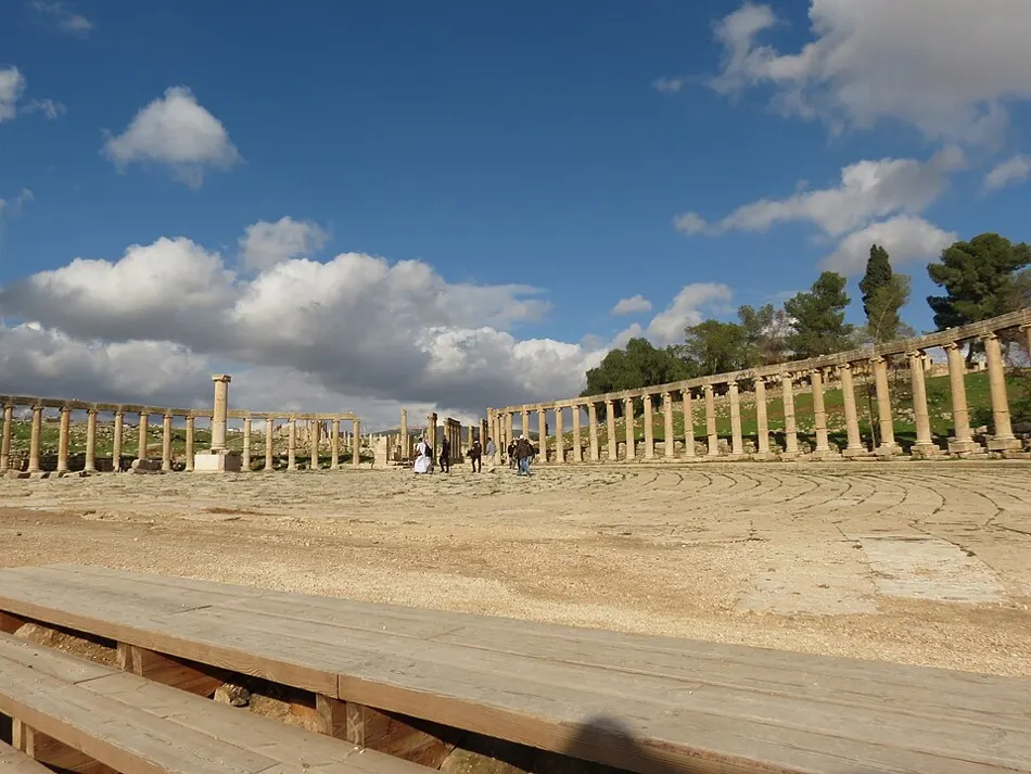 صورة موثقة مرتبطة بـ Oval Plaza (Forum)