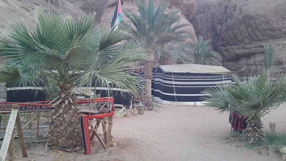صورة توضيحية لفئة التخييم والإقامة الخارجية